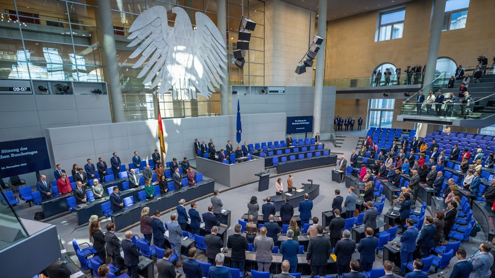 Bärbel Bas (SPD), Bundestagspräsidentin, spricht zum Gedenken an den verstorbenen Werner Schulz zu Beginn der Sitzung im Bundestag.