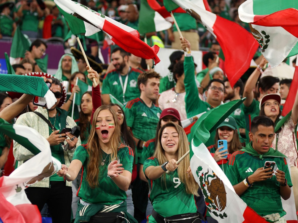 Polen ist auch wegen eines verschossenen Elfmeters von Stürmerstar Robert Lewandowski nur mit einem Unentschieden in die Fußball-WM in Katar gestartet. Das Team von Nationaltrainer Czeslaw Michniewicz trennte sich am Dienstagabend torlos von Mexiko. Die mexikanischen Fans indes feierten eine Party.
