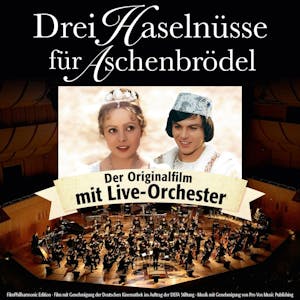 Die Philharmonie Südwestfalen spielt live die Filmmusik zu dem Weihnachtsklassiker„Drei Haselnüsse für Aschenbrödel“ in der Kölner Philharmonie. Im Vordergrund ist das Filmcover, dahinter ein Philharmonieorchester.
