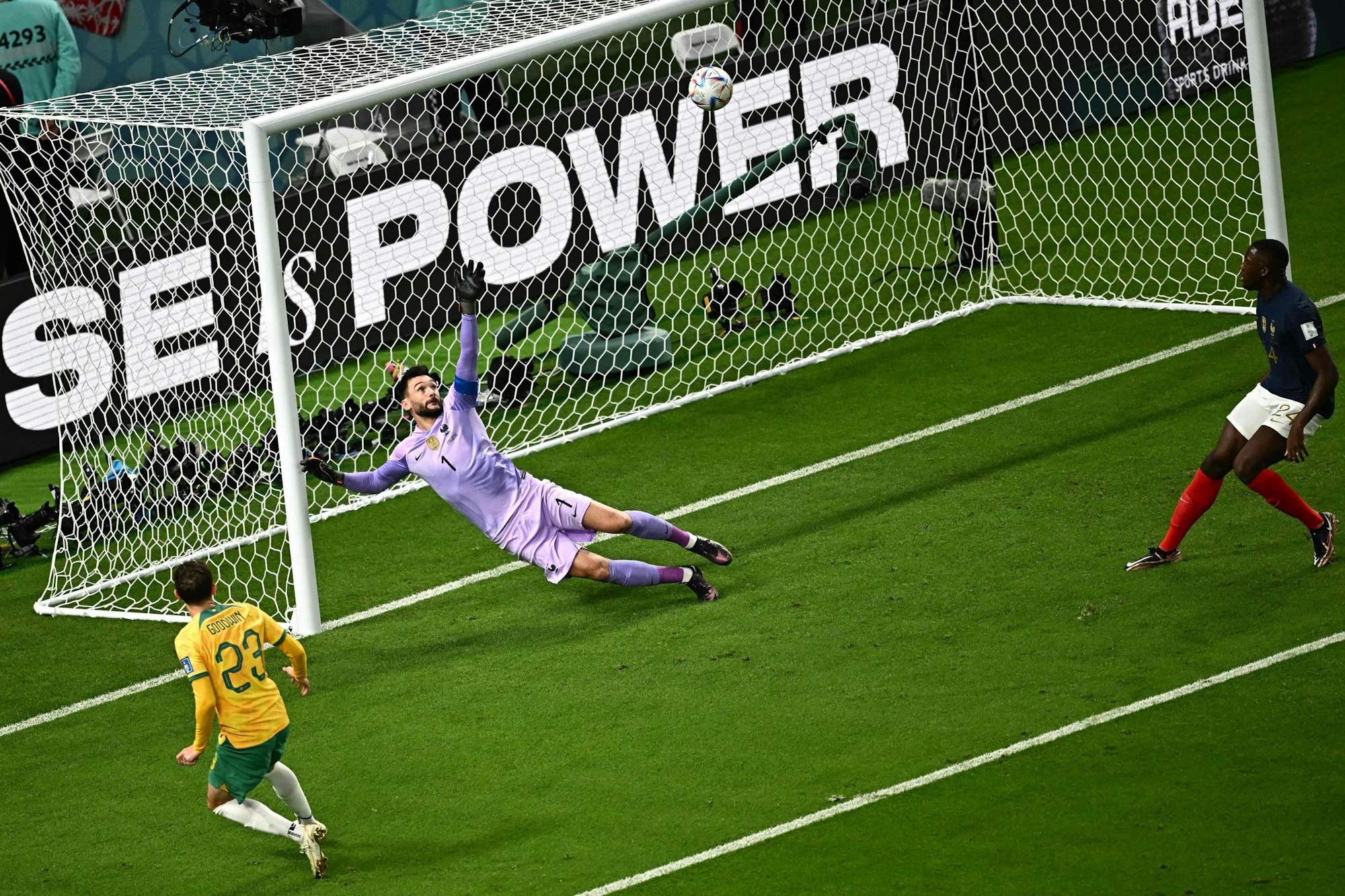 Craig Goodwin nagelt den Ball unter die Latte und bringt Außenseiter Australien im WM-Spiel gegen Frankreich mit 1:0 in Führung.