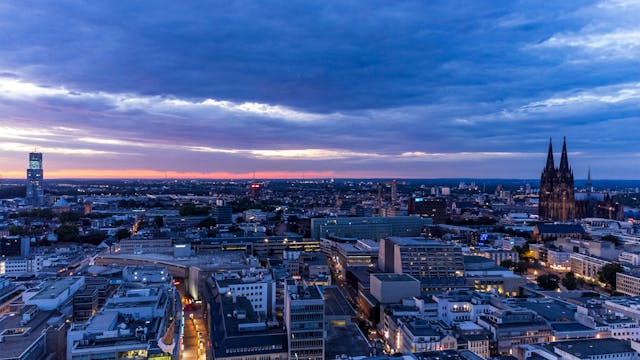 Luftbild von Köln mit Dom in der Abenddämmerung.