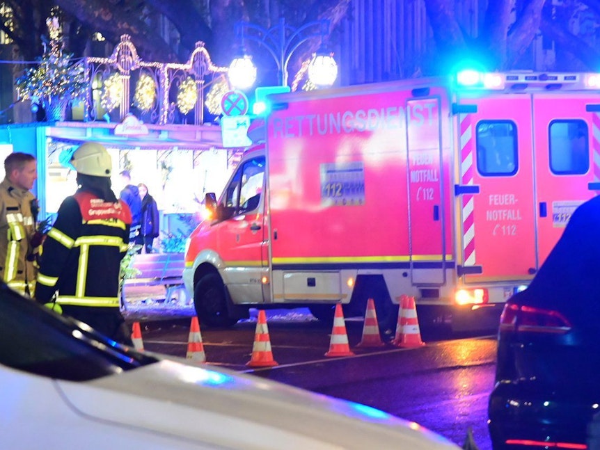 Düsseldorf: Ein Krankenwagen steht an der Königsallee. Hier ist ein Mercedes in eine Menschenmenge gefahren.