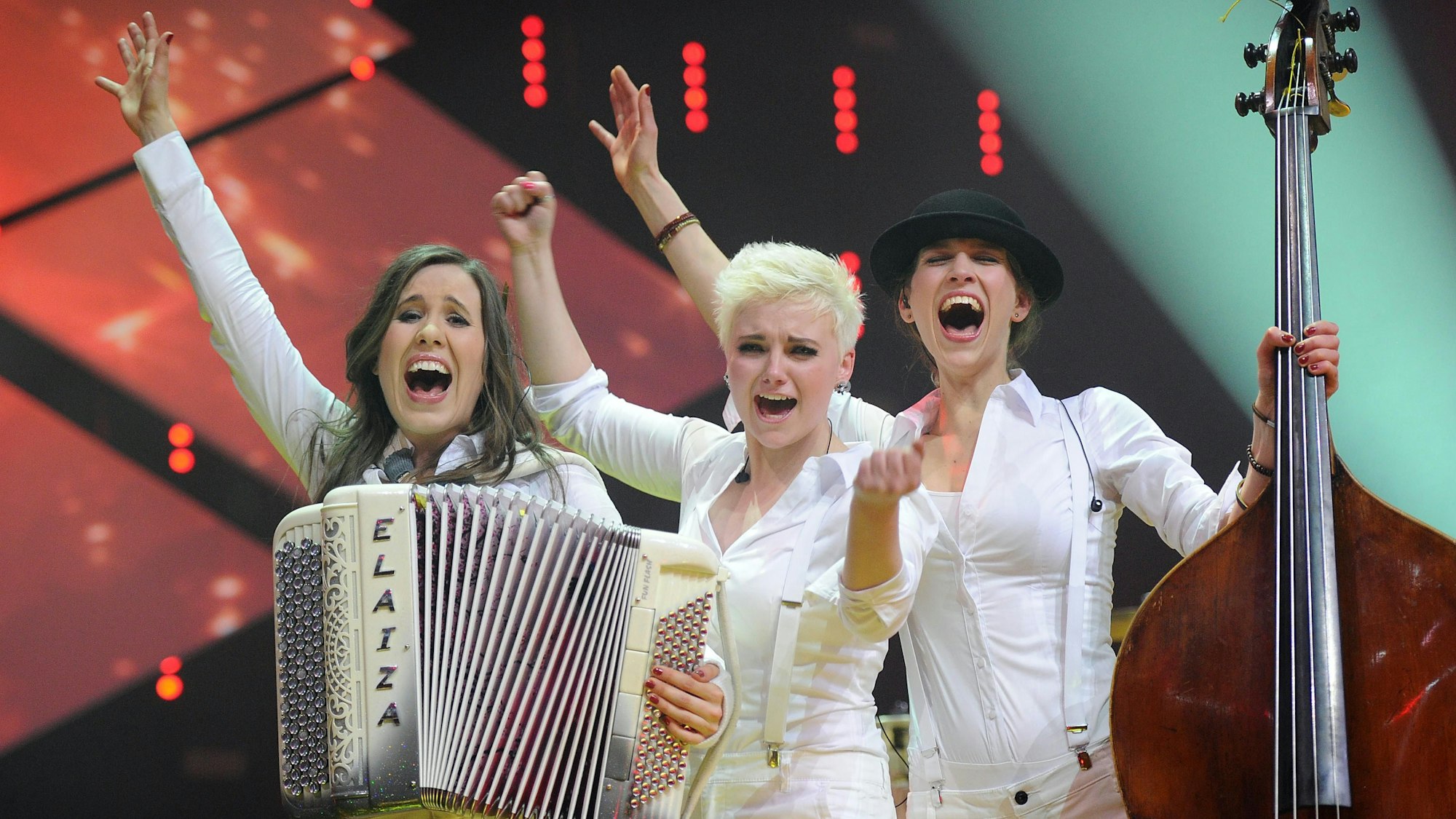 Die Band Elaiza freut sich am 13.03.2014 in Köln (Nordrhein-Westfalen) in der Fernsehshow Unser Song für Dänemark, dem deutschen Vorentscheid für den Eurovision Song Contest (ESC), über den Sieg.