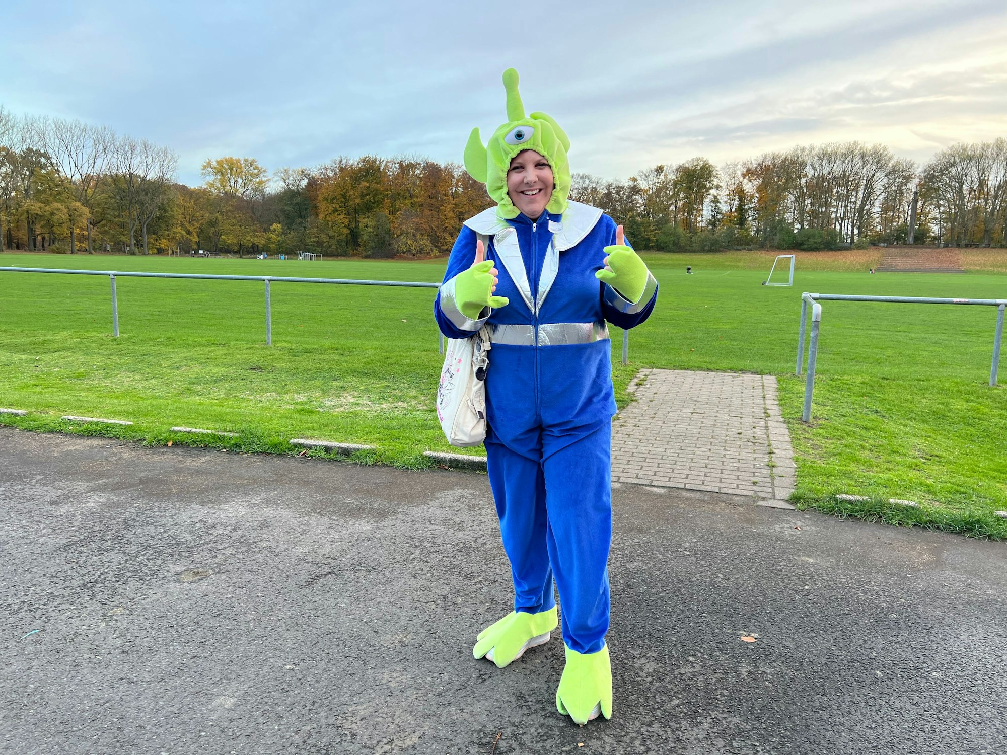 Die 33-jährige Angela Königstein aus Düsseldorf ist in einem blau-grünen Alien-Kostüm zum Musivideodreh von Influencer Twenty4tim nach Köln gekommen.