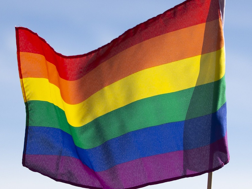 Eine Regenbogenfahne weht beim Treffpunkt des Pro-Komitees «Ja zum Schutz vor Hass fuer Lesben, Schwule und Bisexuelle» über der Kuppel des Bundeshauses.