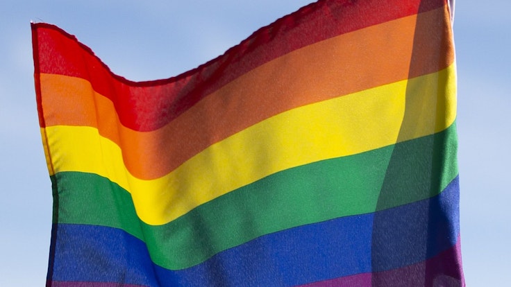 Eine Regenbogenfahne weht beim Treffpunkt des Pro-Komitees «Ja zum Schutz vor Hass fuer Lesben, Schwule und Bisexuelle» über der Kuppel des Bundeshauses.
