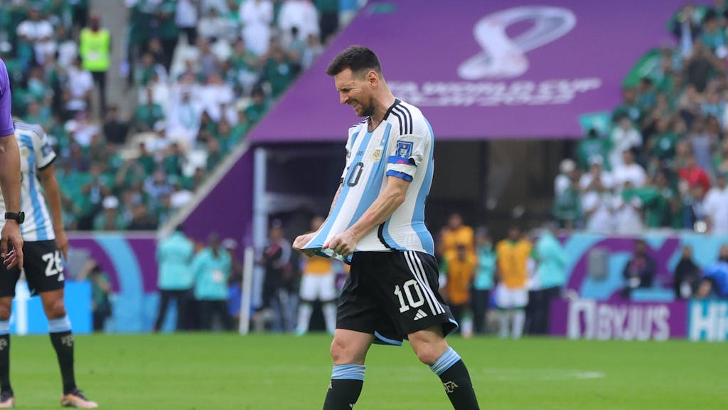 Lionel Messi schreit und zieht verzweifelt an seinem Argentinien-Trikot.
