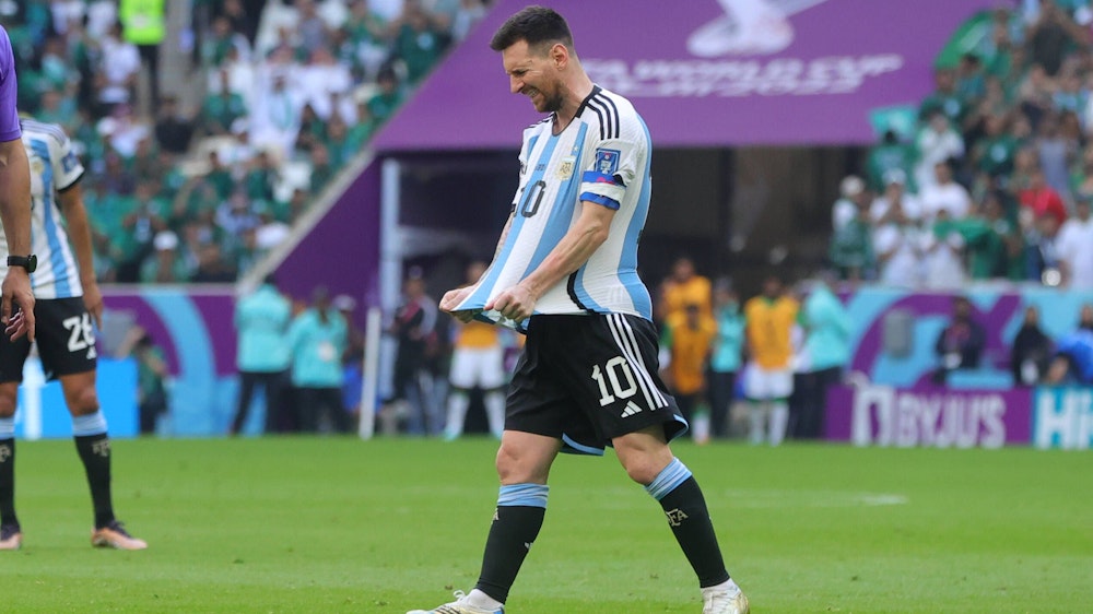 Lionel Messi schreit und zieht verzweifelt an seinem Argentinien-Trikot.