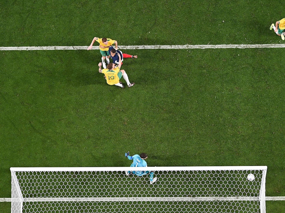 Kylian Mbappé erzielt das 3:1 im WM-Spiel gegen Australien.