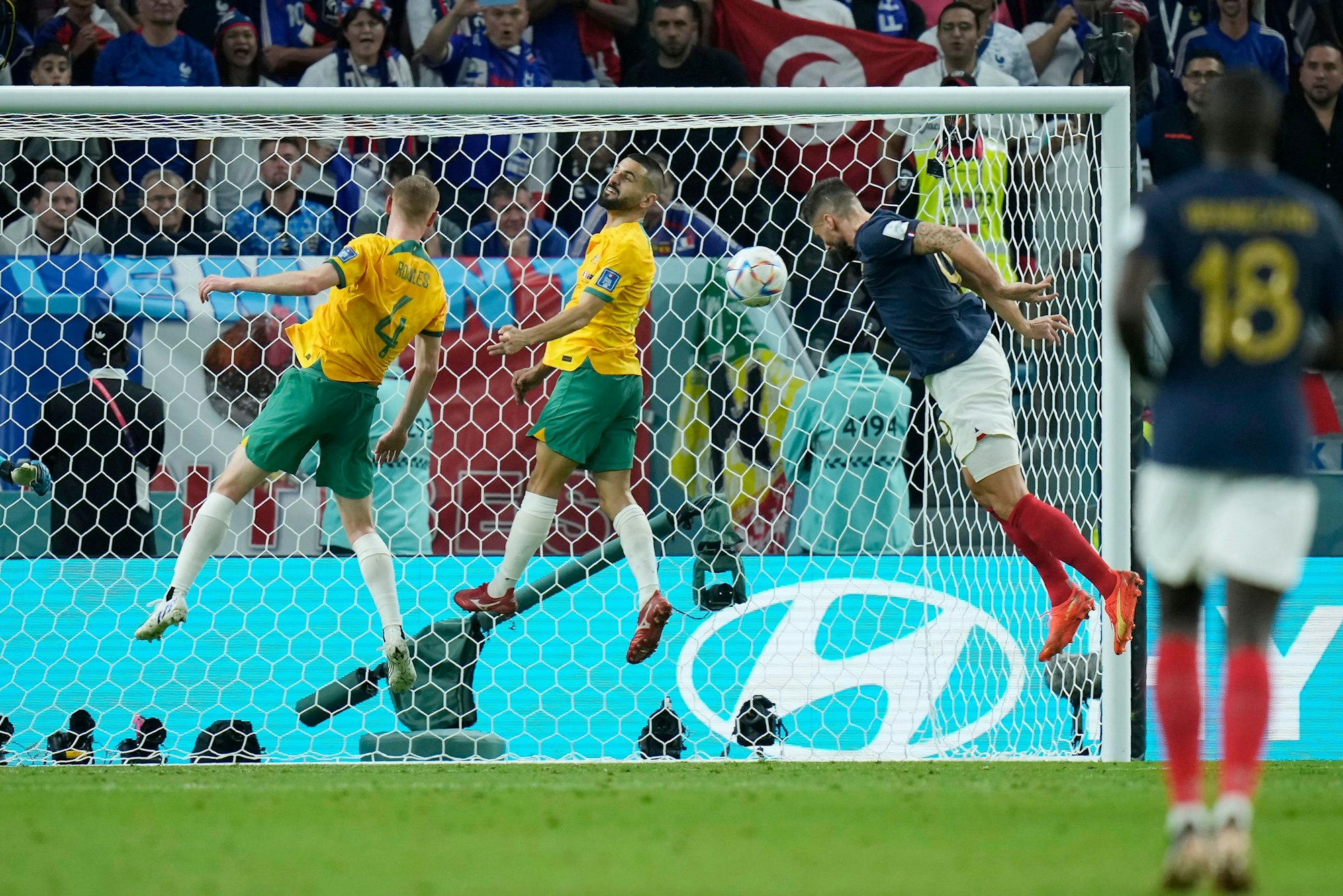Olivier Giroud trifft per Kopf im WM-Spiel gegen Australien.