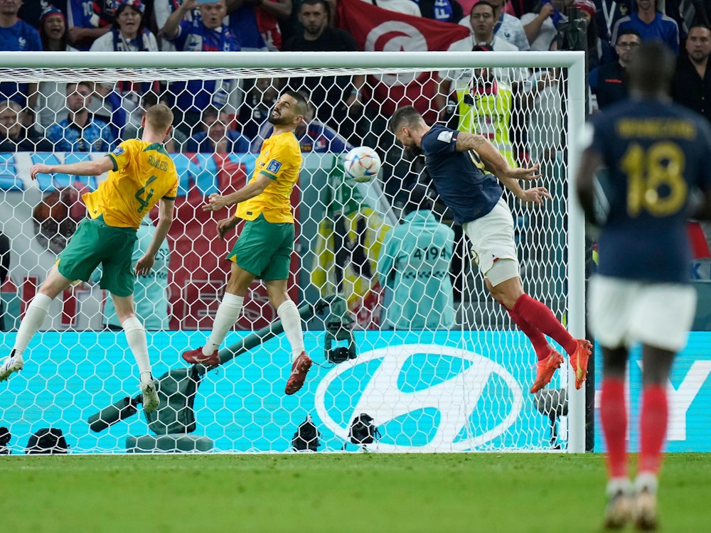 Olivier Giroud trifft per Kopf im WM-Spiel gegen Australien.