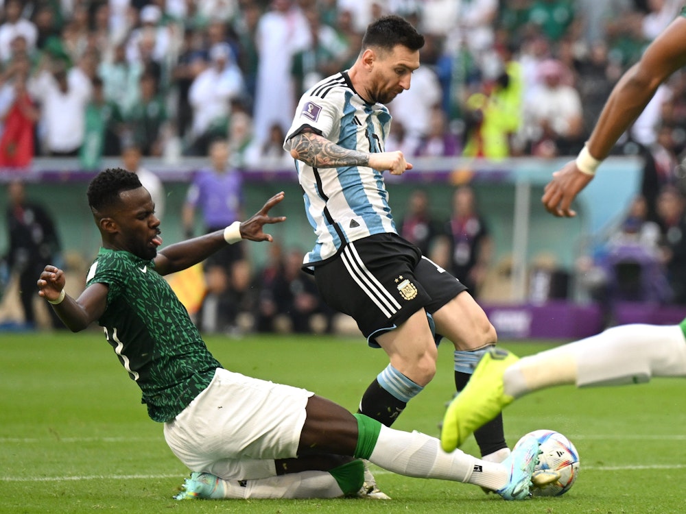 Argentiniens Lionel Messi (r.) im Zweikampf mit Saudi-Arabiens Hassan Altambakti.