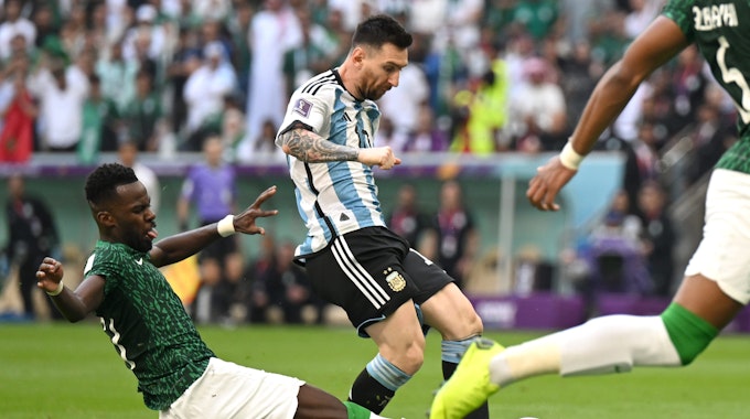 Argentiniens Lionel Messi (r.) im Zweikampf mit Saudi-Arabiens Hassan Altambakti.