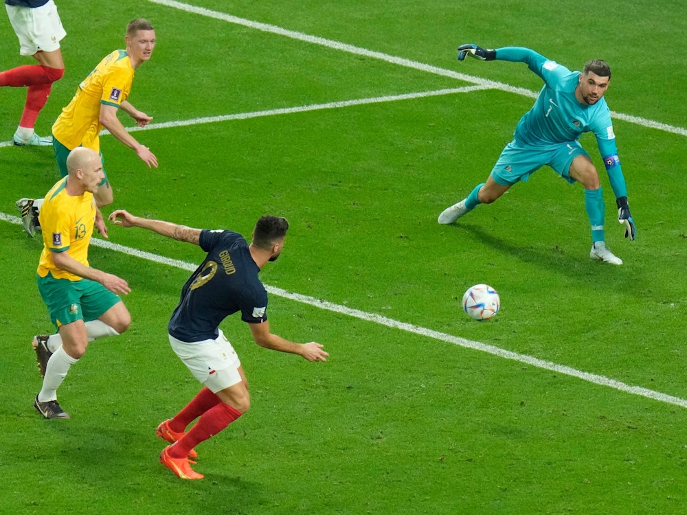 Olivier Giroud trifft zum 2:1 im WM-Spiel gegen Australien.