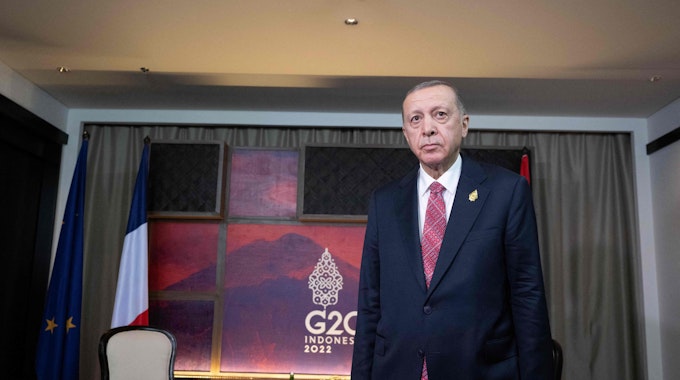 Der türkische Präsident Recep Tayyip Erdogan wartet auf ein Treffen mit dem französischen Präsidenten am Rande des G20-Gipfels auf der indonesischen Ferieninsel Bali am 15. November.