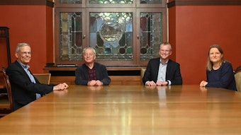 Die Bergisch Gladbacher Ampel mit Bürgermeister im vergangenen Sommer: FDP-Frak­ti­ons­chef Jörg Krell, SPD-Frak­ti­ons­chef Klaus Wald­schmidt, Bür­ger­meis­ter Frank Stein (SPD), Grüne -Frak­ti­ons­che­fin Theresia Meinhardt (v.l.) sitzt an einem Tisch.