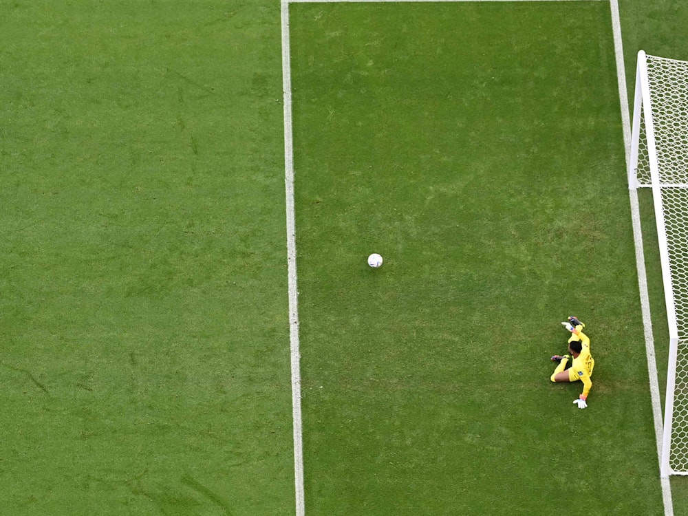 Lionel Messi schießt einen Elfmeter gegen Saudi-Arabien in die linke Ecke.