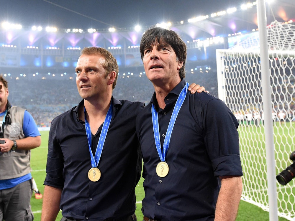 Bundestrainer Joachim Löw (r.) und Co-Trainer Hans Dieter Flick (l.) stehen auf dem Platz.