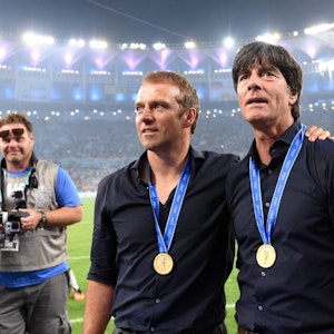 Bundestrainer Joachim Löw (r.) und Co-Trainer Hans Dieter Flick (l.) stehen auf dem Platz.
