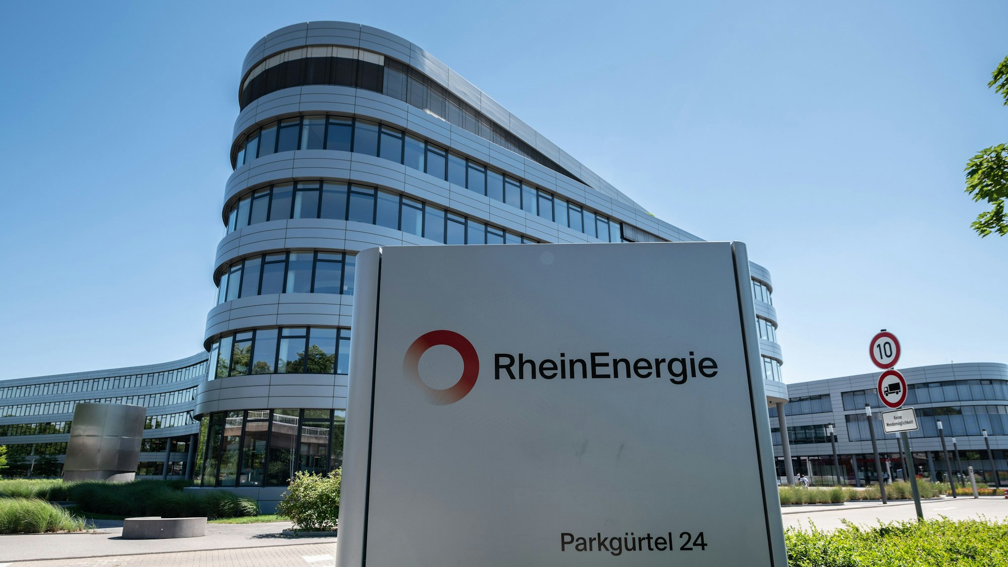 Das Bild zeigt das Gebäude der Rhein-Energie am Parkgürtel in Köln