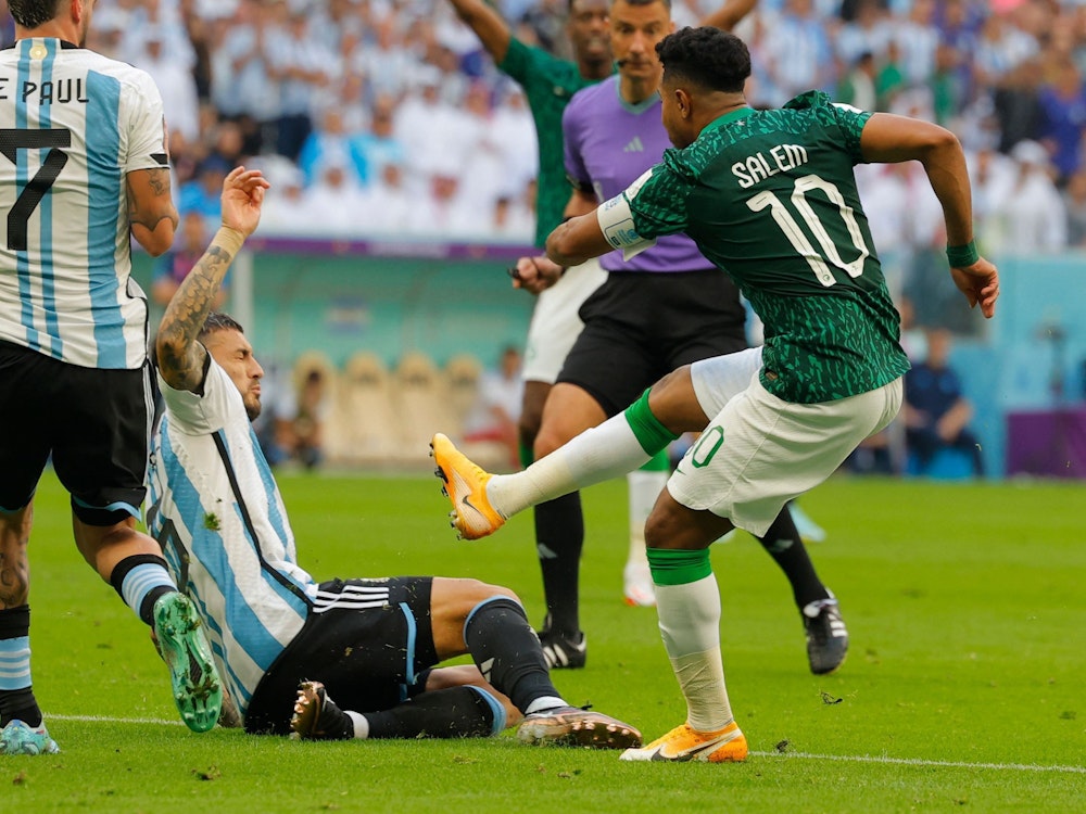 Salem Al-Dawsari schießt im Spiel gegen Argentinien und sorgt für das 2:1 für Saudi-Arabien.