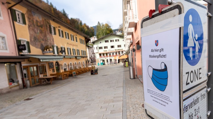 Ein Schild mit der Aufschrift «Ab hier gilt Maskenpflicht!» hängt am Eingang zur Fußgängerzone in der Innenstadt. Ausgangsbeschränkungen im Landkreis Berchtesgadener Land traten Mitte Oktober 2020 in Kraft.