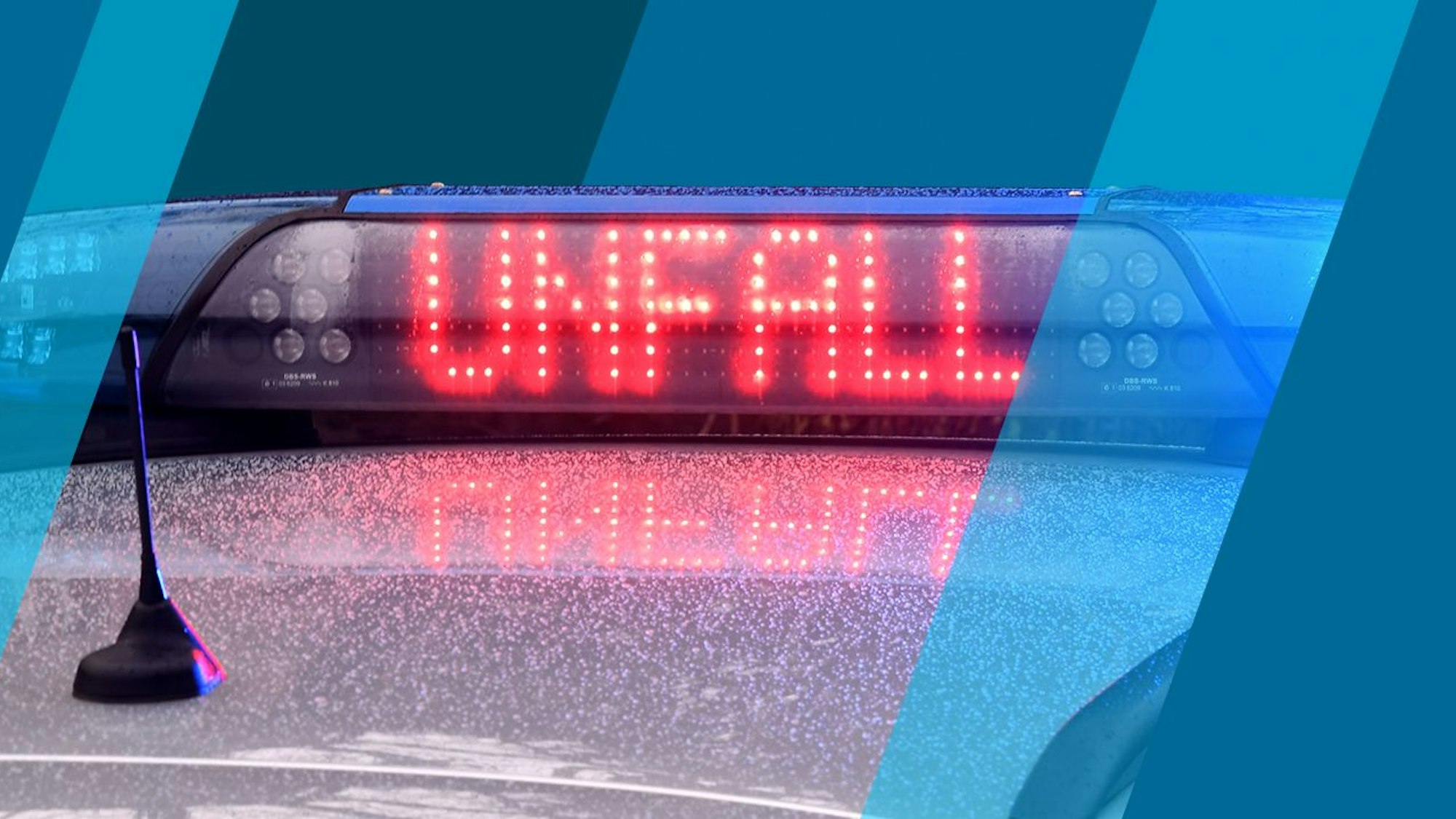 Auf einem Polizeiauto leuchtet in rotem Schriftzug das Wort „Unfall“ auf. (Symbolbild)