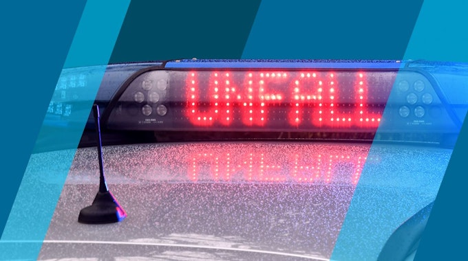 Auf einem Polizeiauto leuchtet in rotem Schriftzug das Wort „Unfall“ auf. (Symbolbild)