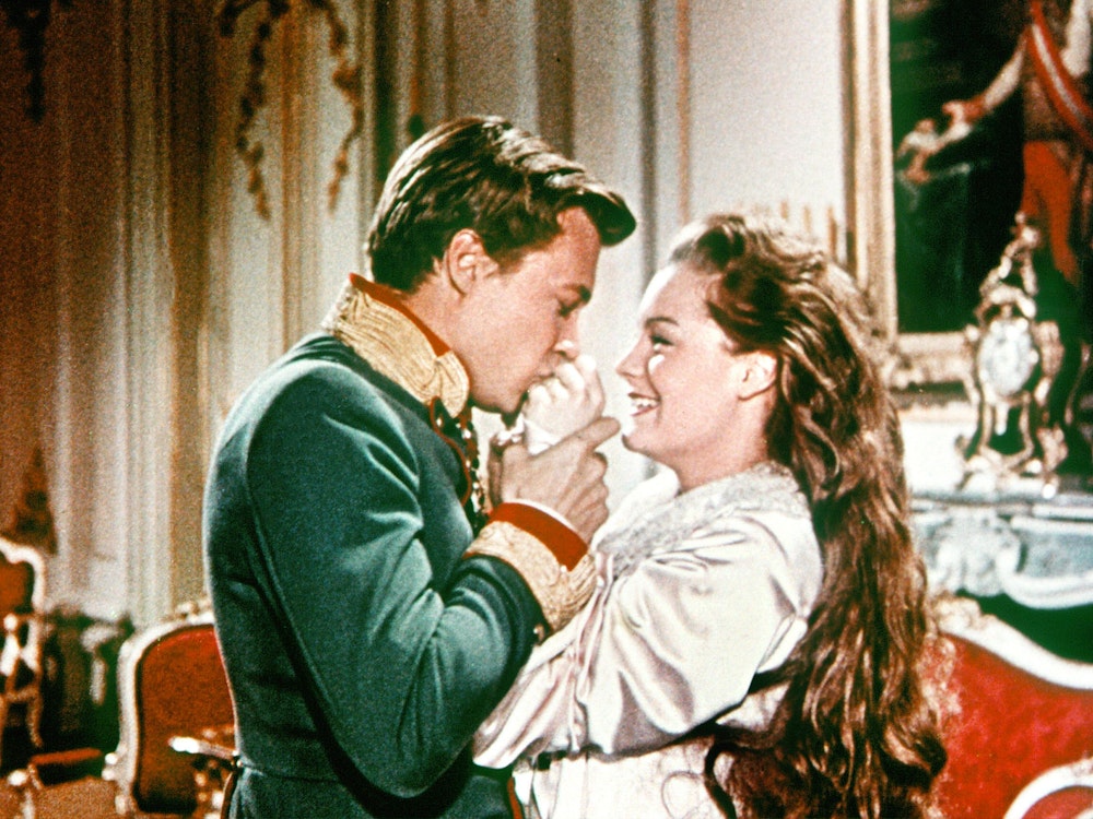 Franz Josef (Karlheinz Böhm) und Sissi (Romy Schneider) in einer undatierten Szene aus dem Film "Sissi, die junge Kaiserin".