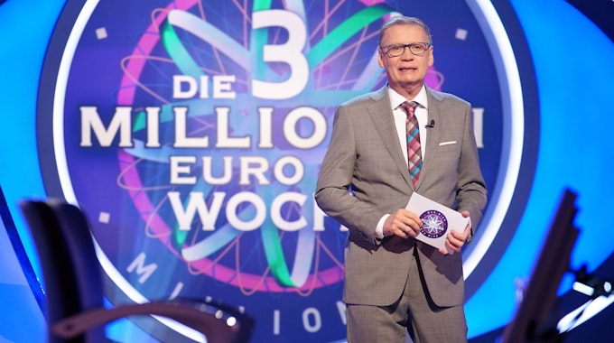 Moderator Günther Jauch steht in der Kulisse der RTL-Quizshow „Wer wird Millionär?“ bei der „3-Millionen-Euro-Woche“