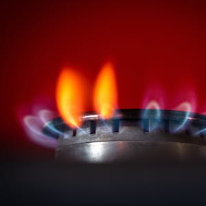 Die Flamme eines Gasherdes brennt in einer Küche. Zur Entlastung der Gaskunden wird es eine Preisbremse geben. Foto: Frank Rumpenhorst/dpa +++ dpa-Bildfunk +++