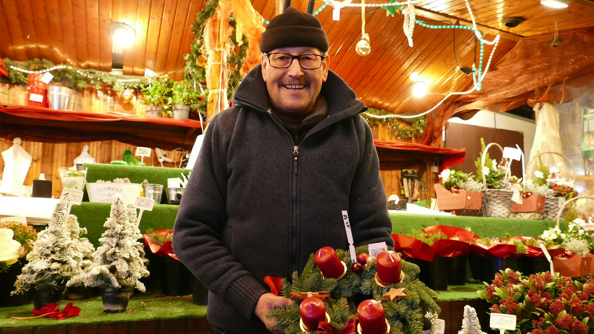 Josef Seegrefe an seinem Stand auf dem Weihnachtsmarkt in Mülheim.