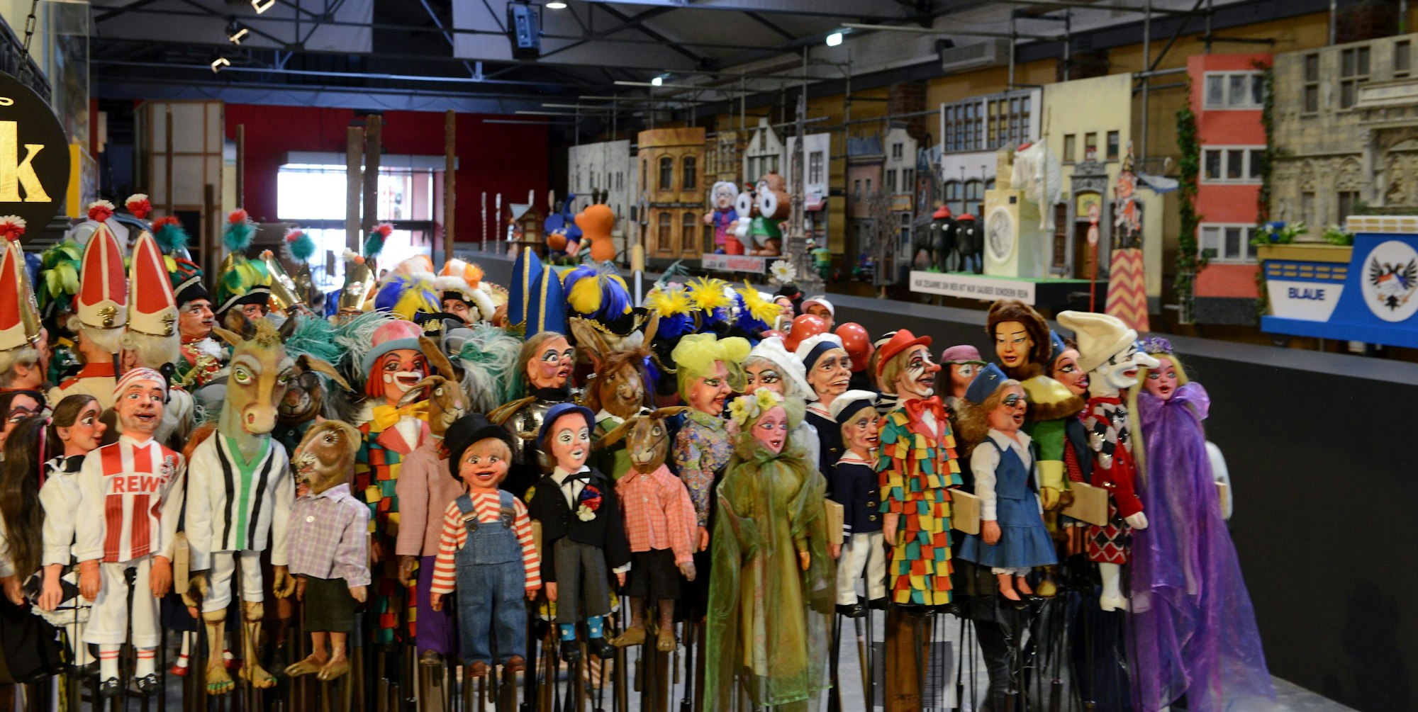Zahlreiche Puppen des Hänneschen-Theaters beim Richtfest für den Mini-Rosenmontagszug in der Wagenhalle des Festkomitees.
