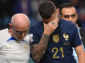 Lucas Hernandez kurz nach seiner Auswechslung im WM-Auftaktspiel Frankreichs gegen Australien.