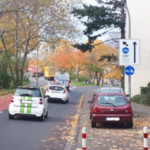 Das Bild zeigt die Kempener Straße an der Gabelung zum Mauenheimer Gürtel.