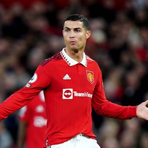 Cristiano Ronaldo streckt seine Arme im Trikot von Manchester United aus.