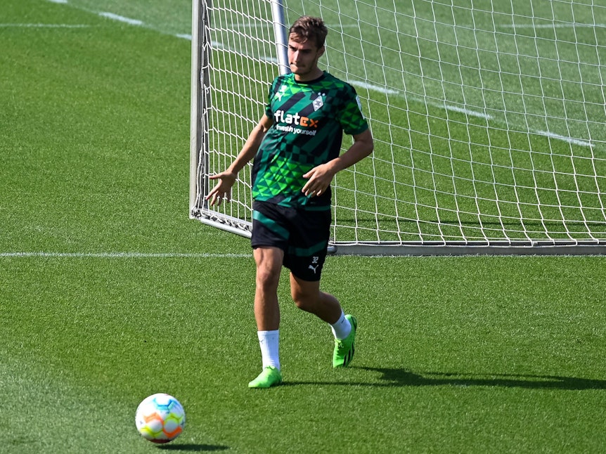 Florian Neuhaus von Borussia Mönchengladbach macht nach seiner Kreuzbandverletzung Fortschritte. Das Foto zeigt ihn beim Training am 24. August 2022 im Borussia-Park.
