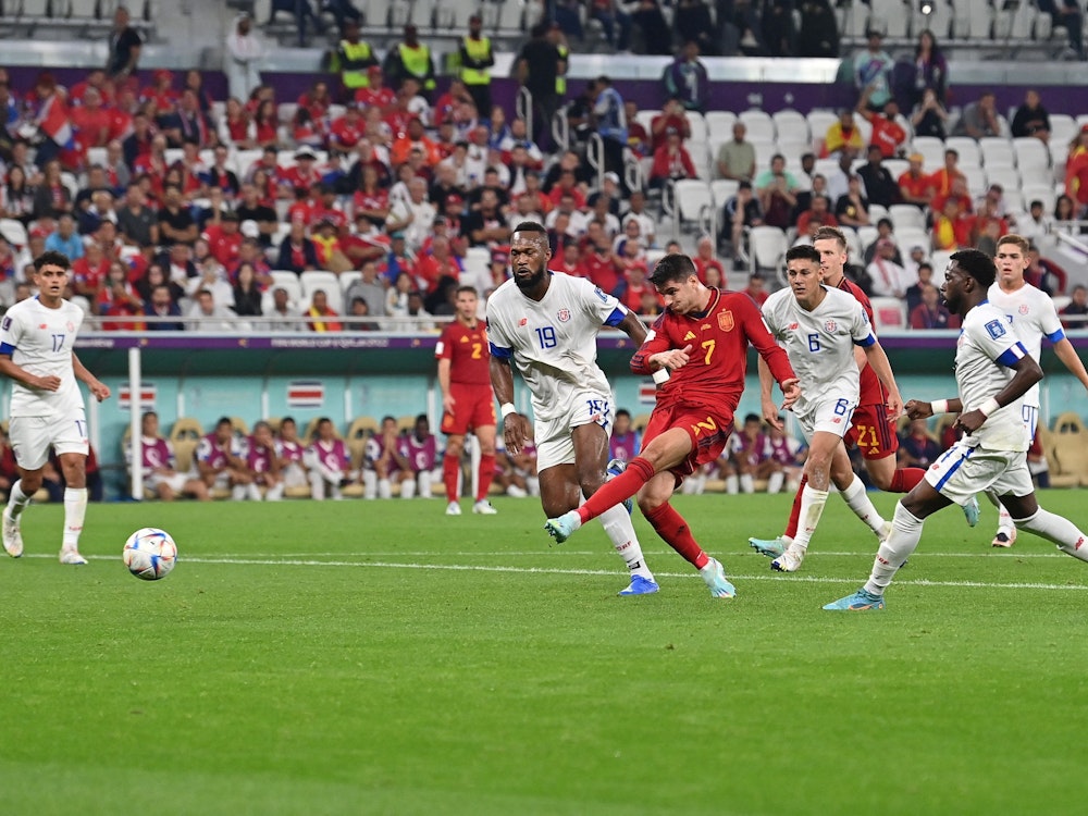 Alvaro Morata gelingt das Tor zum 7:0-Endstand zwischen Spanien und Costa Rica.