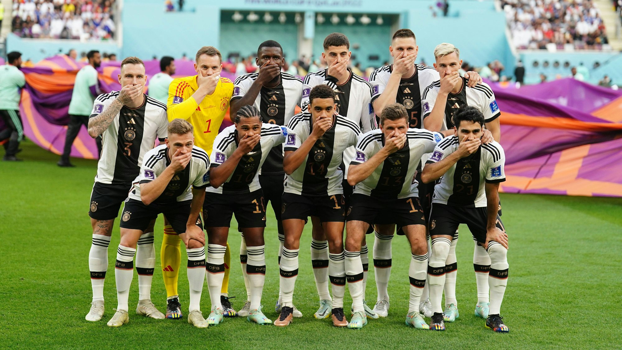 Spieler der deutschen Nationalmannschaft halten sich beim Mannschaftsfoto den Mund zu. Es soll ein Protest gegen die Fifa sein.