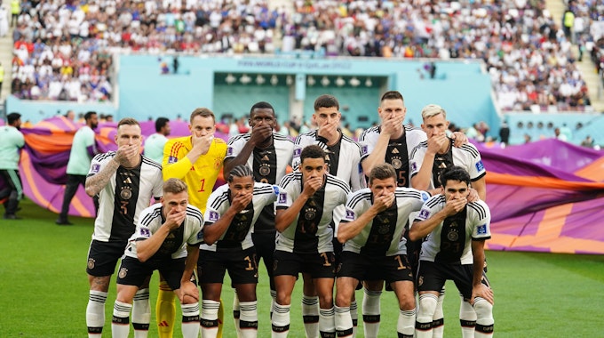 Spieler der deutschen Nationalmannschaft halten sich beim Mannschaftsfoto den Mund zu. Es soll ein Protest gegen die Fifa sein.