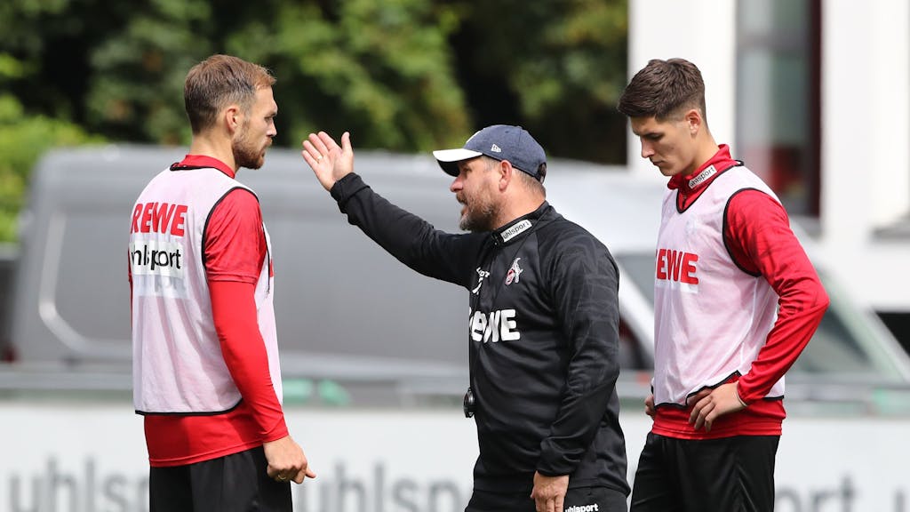 Sava Cestic (r.) und Rafael Czichos sprechen mit Trainer Steffen Baumgart.