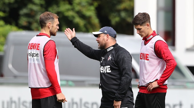 Sava Cestic (r.) und Rafael Czichos sprechen mit Trainer Steffen Baumgart.