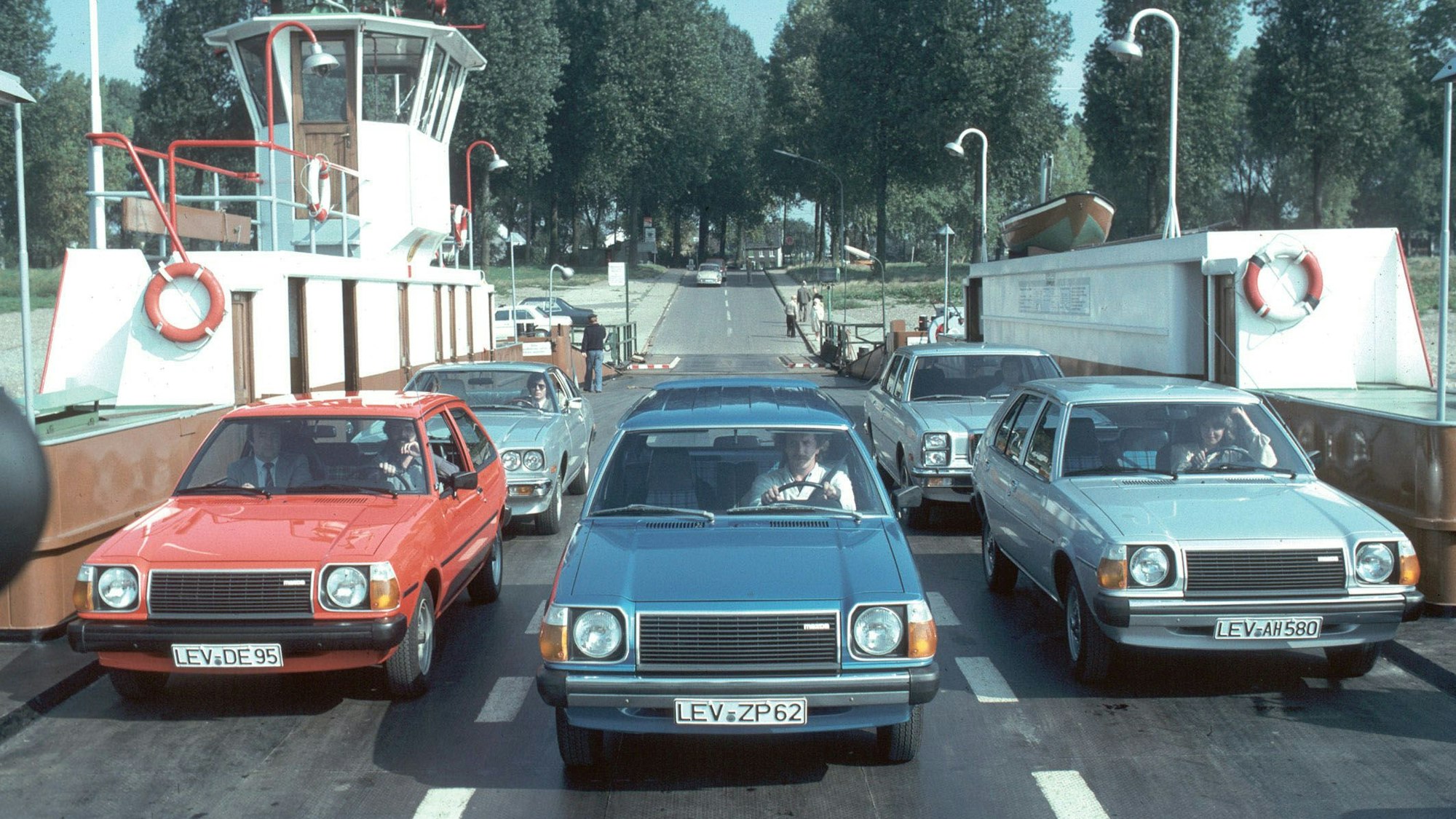 Drei Mazdas aus dem Modelljahr 1972 stehen auf der Hitdorfer Fähre