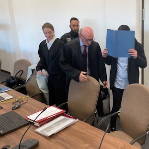 Der Angeklagte mit Verteidiger Günter J. Teworte, Verteidigerin Lara M. Gaber und einem Justizwachtmeister im Landgericht Köln.