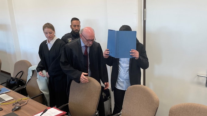 Der Angeklagte mit Verteidiger Günter J. Teworte, Verteidigerin Lara M. Gaber und einem Justizwachtmeister im Landgericht Köln.
