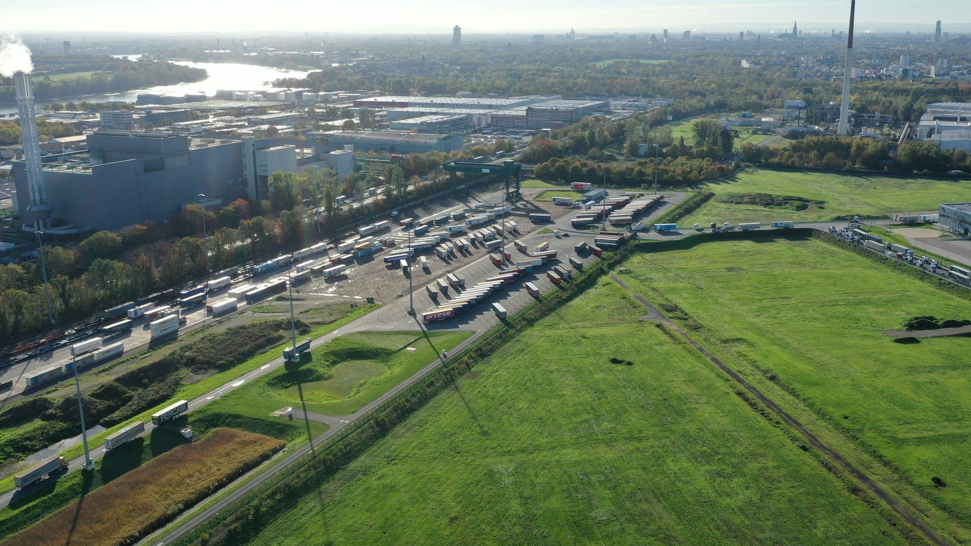 Luftbild zeigt das Gelände, auf dem das Industriegebiet entstehen soll.