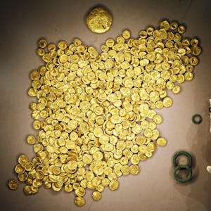 Viele Goldmünzen und ein Säckchen als Behälter sind zu sehen, die Münzen strahlen leuchtend-gold.