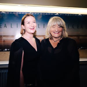 Im Odeon feierte Alice Schwarzer (r.) mit Hauptdarstellerin Nina Gummich die Premiere ihrer Filmbiografie. Foto: Costa Belibasakis
