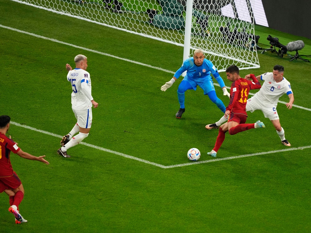 Spaniens Ferran Torres schießt sein zweites Tor gegen Costa Rica.