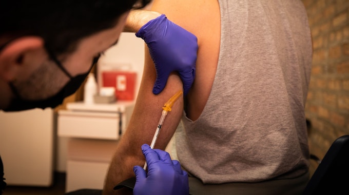 Ein Mann wird im Juli 2022 mit einer Dosis des Affenpocken-Impfstoffs geimpft.